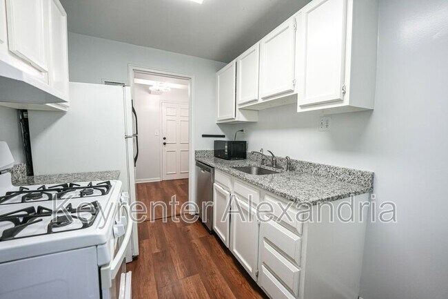 Building Photo - 206 N George Mason Dr