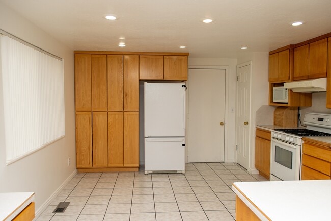 Building Photo - 245 W 500 S