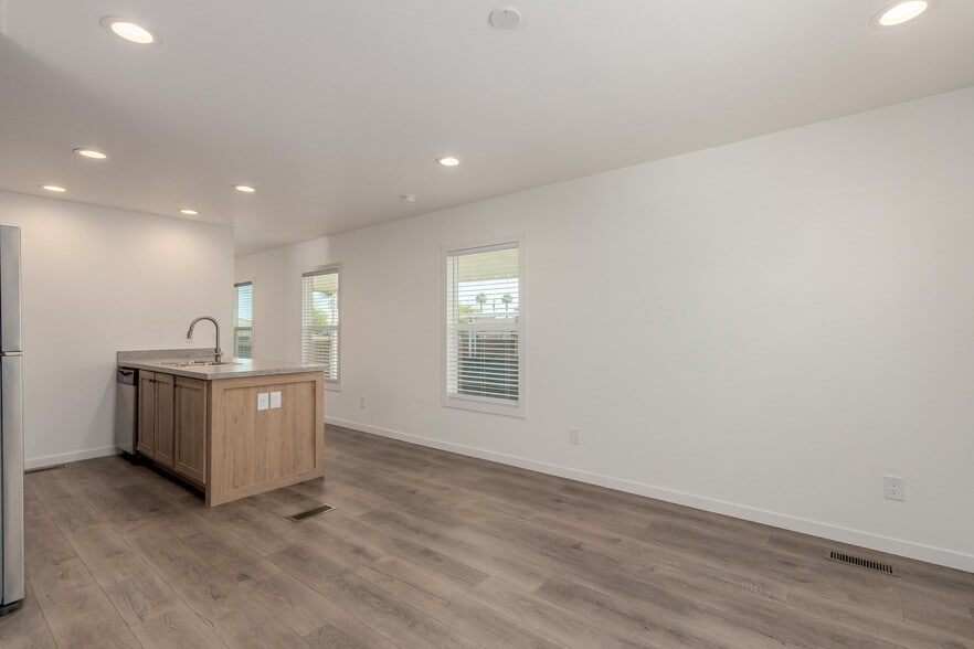 Building Photo - 5201 W Camelback Rd