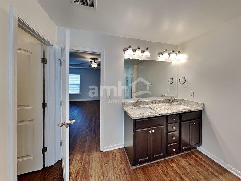 Building Photo - 323 Stoney Hollow Rd