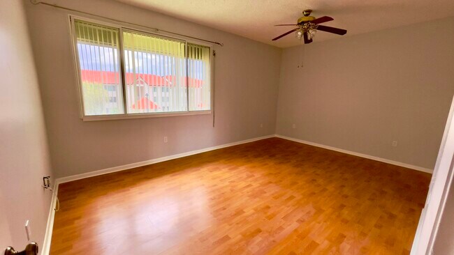 Building Photo - 107 Half Moon Cir