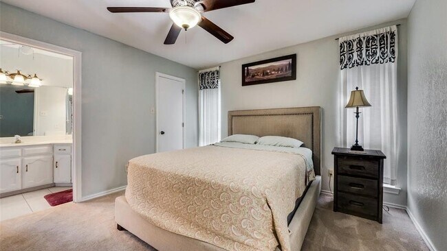 Building Photo - 617 Main St