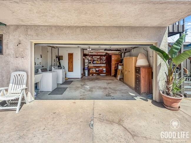 Building Photo - Beautiful 2B 2BA Home Steps From the Ocean!