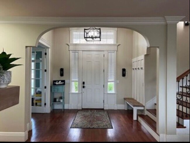 Building Photo - Beautiful, 6 Bedroom Home! 6 or 18 Month Lease!