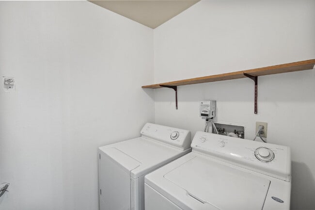 Building Photo - Close to Fort Carson and Cheyenne Mountain, 3 bedroom townhome with 2 car garage.