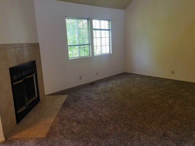 Building Photo - Two Bedroom Condo w/Loft  Sinsheimer Neigh...