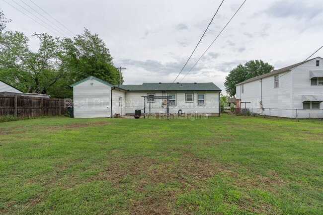 Building Photo - 314 N Birch St