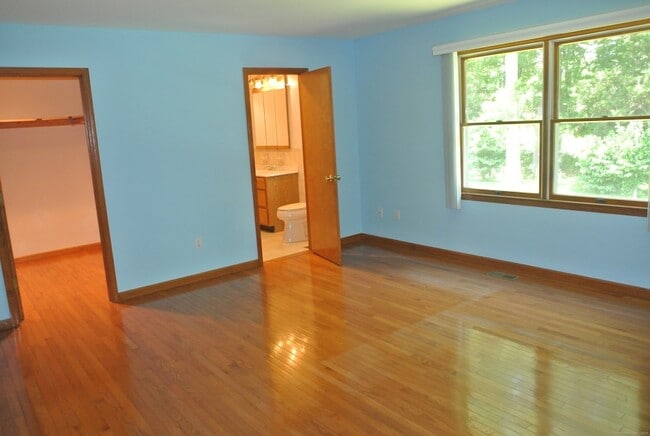 Building Photo - 302 Westwood Rd