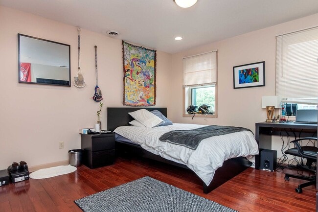 Building Photo - Remodeled 3 bed/2.5 bath in South Side