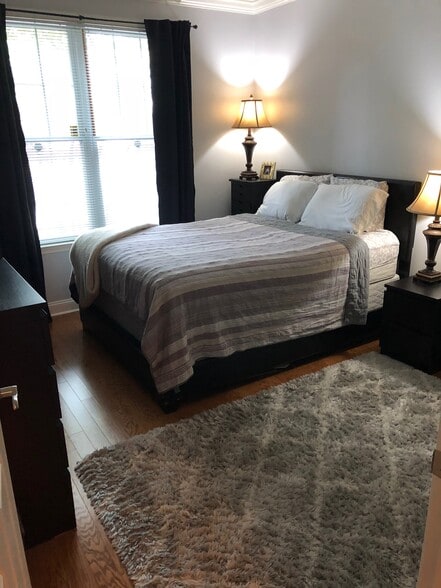 Building Photo - 300 W Elm St