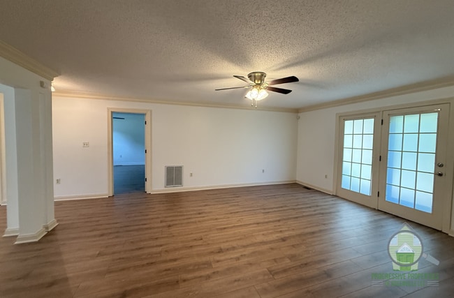 Building Photo - 2071 Howlong Ave