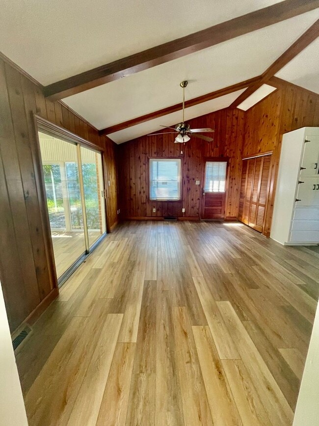 Building Photo - Welcome to the Classic 3 bedroom 1 1/2 bat...