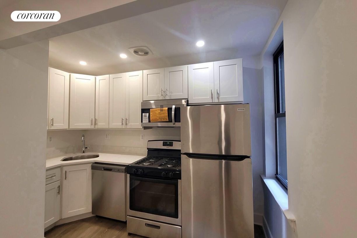 Building Photo - 45 W 81st St