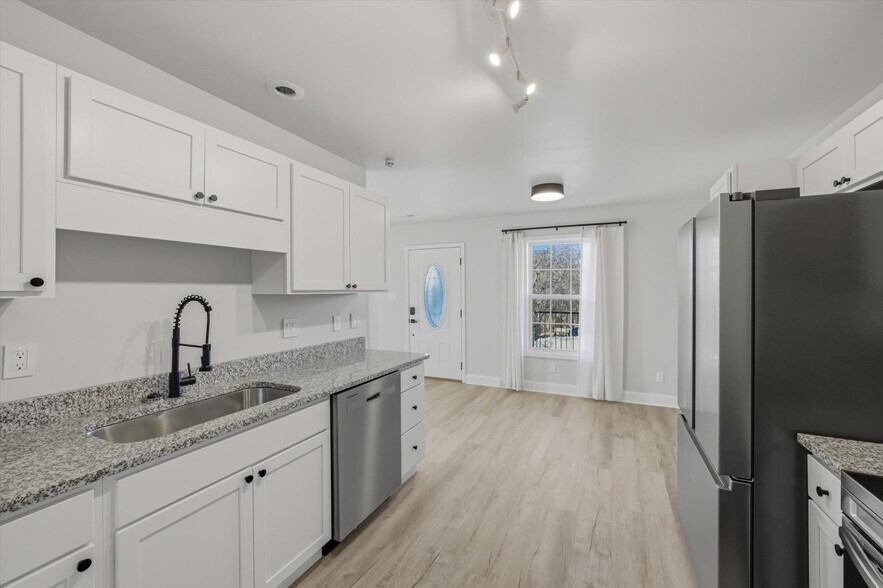 Building Photo - 1912 Laurel Ln