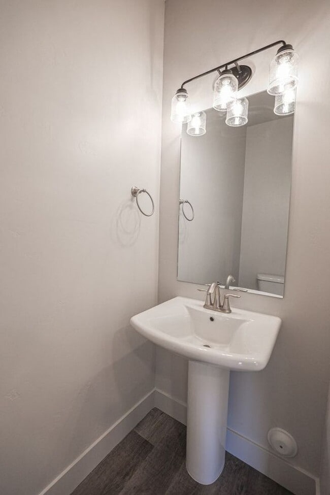 Building Photo - 3 bed, 2.5 bath Summerfield Townhome found in Rexburg! BRAND NEW PAINT THROUGHOUT!!!!