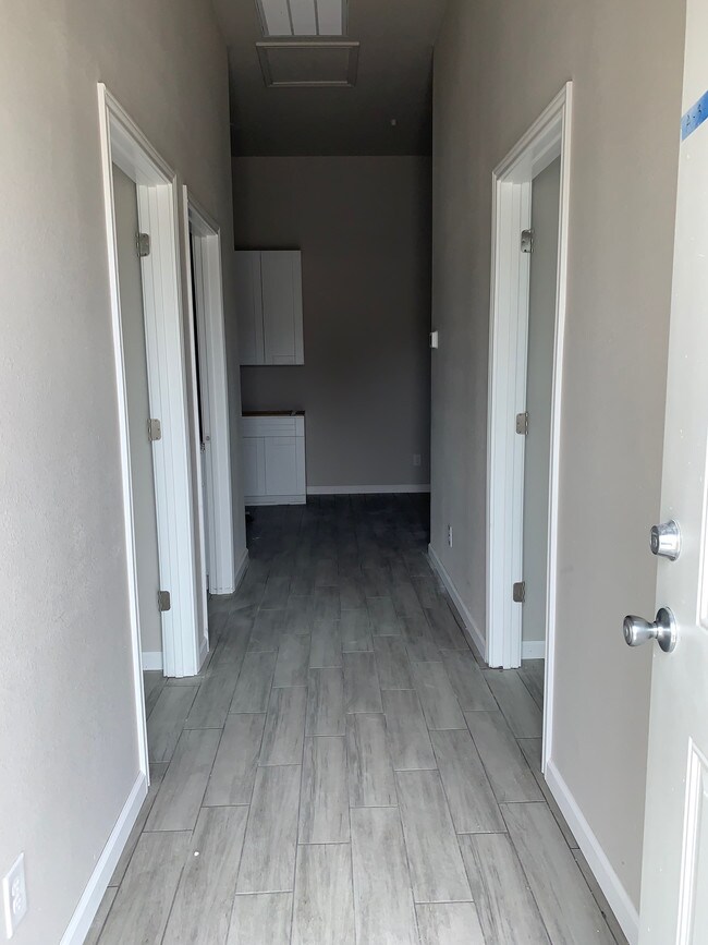 Building Photo - 221 W Wilson Ave