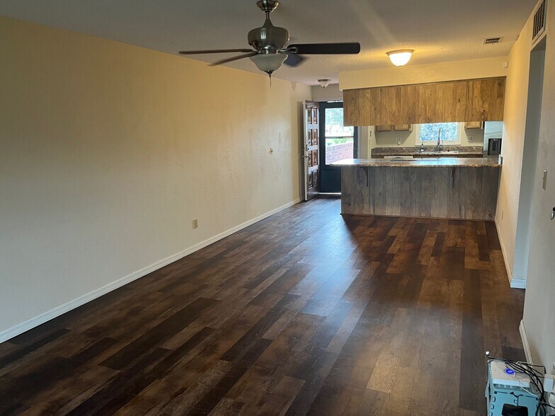 Building Photo - 114 Woodbridge Cir S