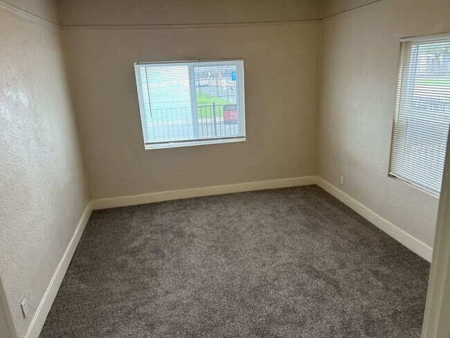 Building Photo - Y Street