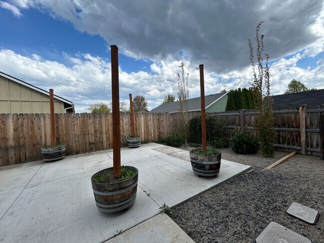 Building Photo - Corner Lot 3 Bed / 2 Bath Home with RV Parking – NW Redmond