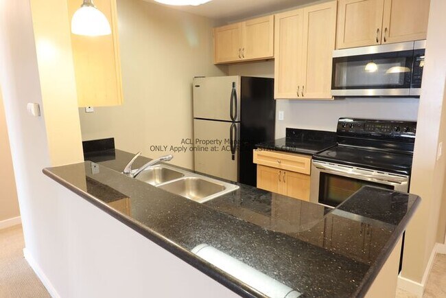 Building Photo - Perectly Located, **PET FRIENDLY** Spacious, 2bed/ 2bath, Emeryville Condo For Rent