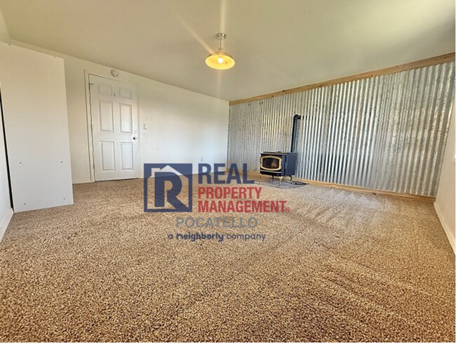 Building Photo - Beautiful 4 bed 2 1/2 bath - 3 car garage