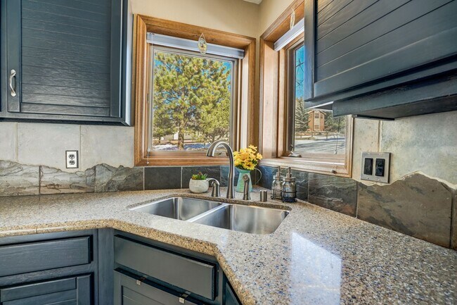 Building Photo - Stunning two-story home in Woodland Park