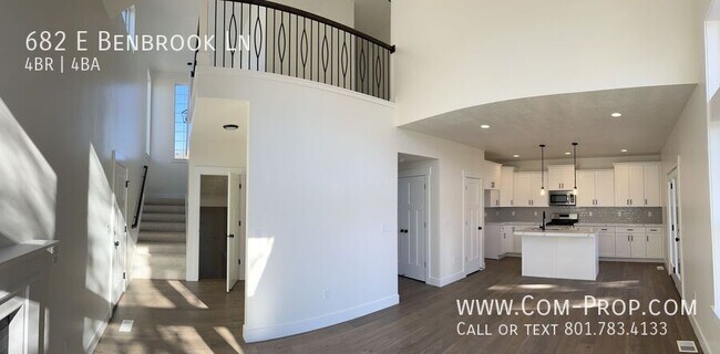 Building Photo - 682 E Benbrook Ln