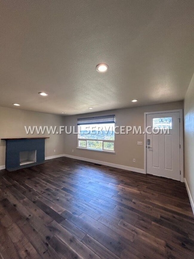 Building Photo - Exceptional South Beacon Hill 3 BD 2 BA! Huge Deck!
