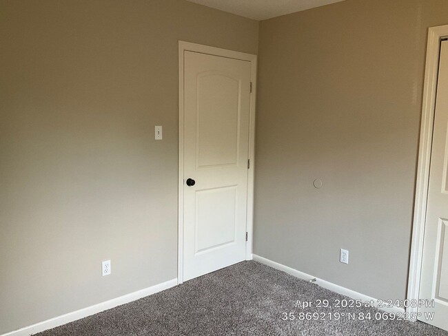 Building Photo - 3 Bedroom / 2.5 Bath House Available Now