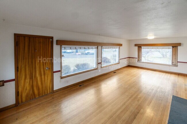 Building Photo - 2324 E South Crescent Ave