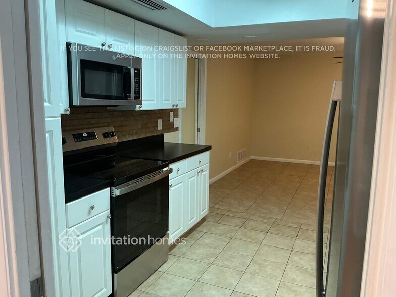 Building Photo - 1007 Macrae Ave