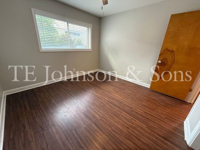 Building Photo - 2 Bedroom Salem View Apartment!