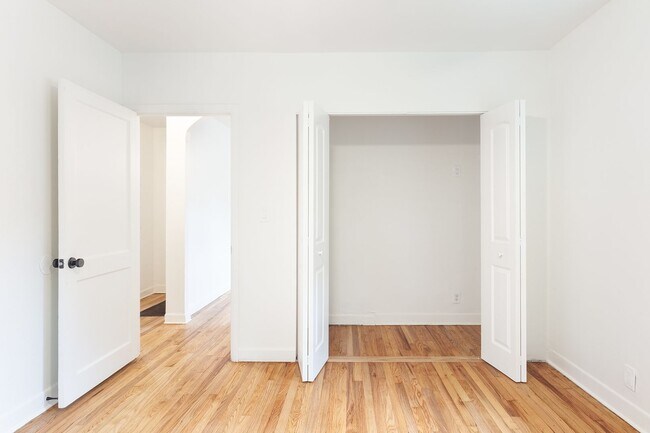 Building Photo - Beautiful Newly Renovated 2/1 w/ Large Fen...