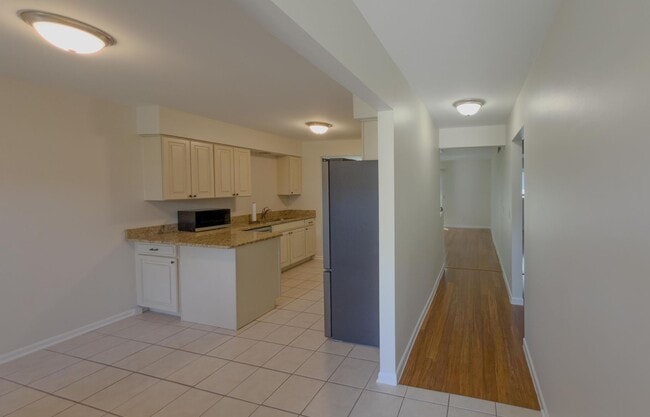 Building Photo - Move-In Ready Ranch Condo with Basement & Prime Location