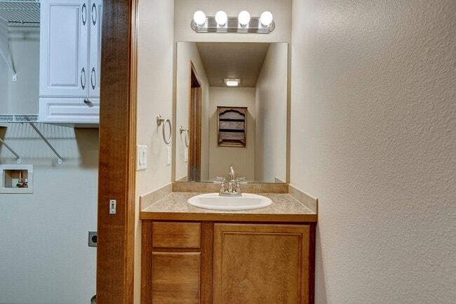 Building Photo - 3 Bedroom, 2.5 Bath Island Place Townhome