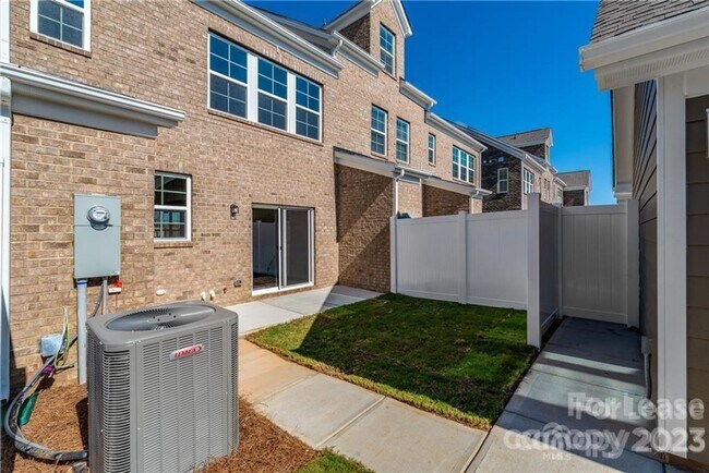 Building Photo - 3 bedroom town home in Rea Farms- walkable community to restaurants, shops, walking trails
