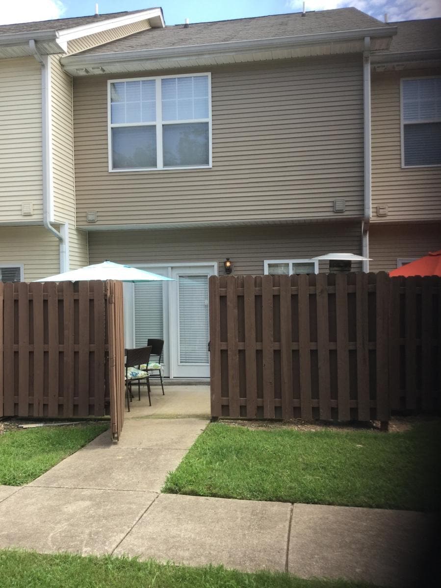Fenced Back Patio - 2015B Beech Avenue