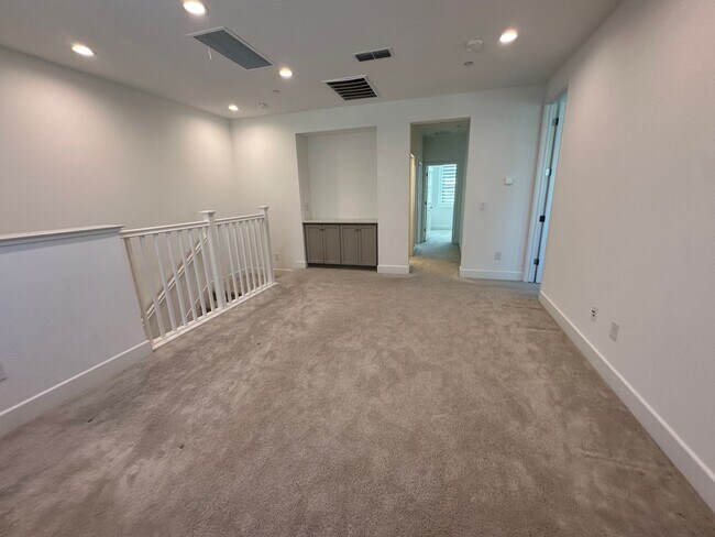 Building Photo - Spacious 4 Bed 2.5 Bath Home in Mountain House with Solar!