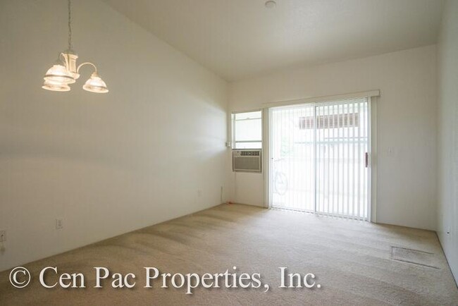 Building Photo - 2 Bed/2 Bath/ 2 Parking Stalls - Close to ...