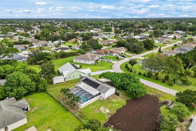 Building Photo - 1575 SW Fresno Rd