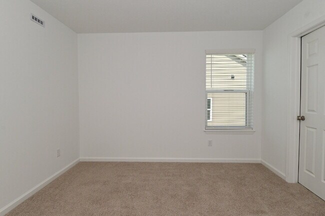 Building Photo - "Spacious 5-Bedroom Retreat with Luxurious Quartz Countertops & Fireplace on Deerberg Drive!"