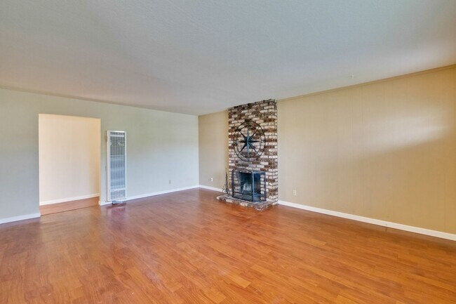 Building Photo - Wow! What a Great Home! Available Soon!