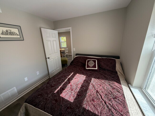 Building Photo - 213 N Ann St