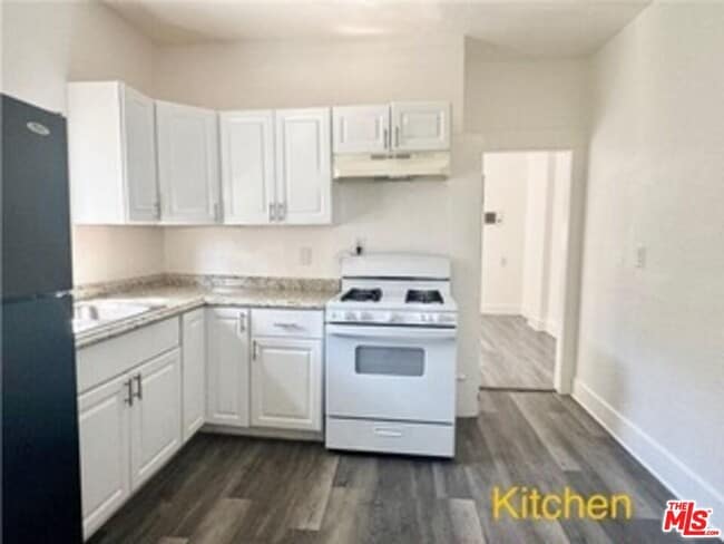 Building Photo - 204 W 52nd Pl