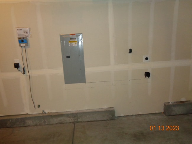 Building Photo - Main level living