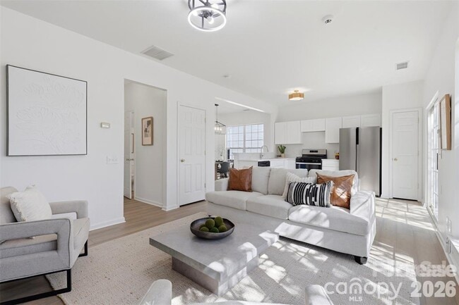Building Photo - 2443 Normancrest Ct