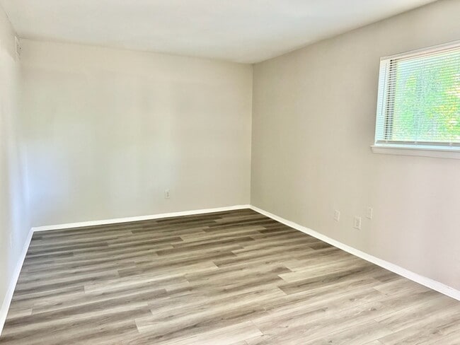 Building Photo - 1208 Schaub Dr
