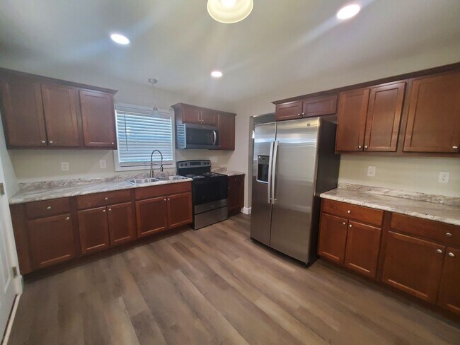 Building Photo - 1208 Hillsboro St