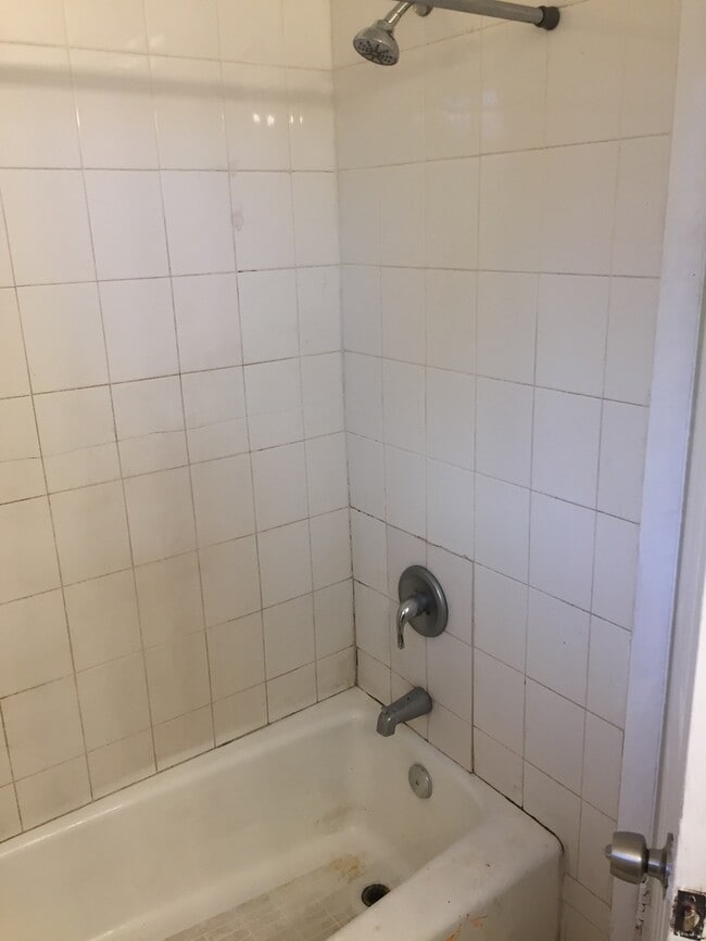 Building Photo - Large 3-1 house in the Manors  with big backyard and central air