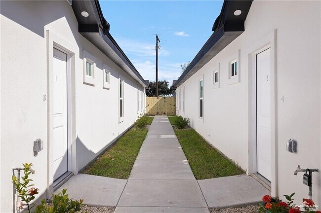 Building Photo - 503-505 W Farm to Market 495